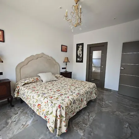 Casa Completa De Lujo Con Jardin Y Piscina Compartida Madrid