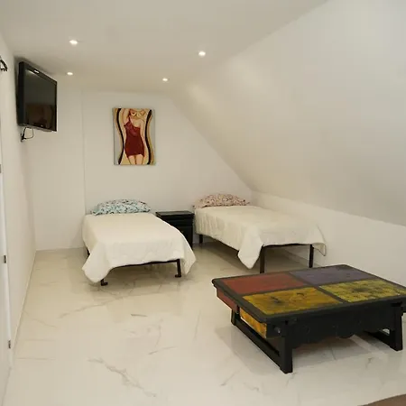 Casa Completa De Lujo Con Jardin Y Piscina Compartida * Madrid