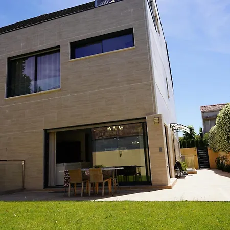 Complete Luxury House With Garden *