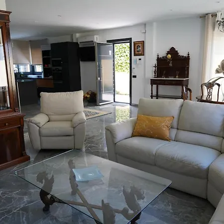 Complete Luxury House With Garden Holiday home *