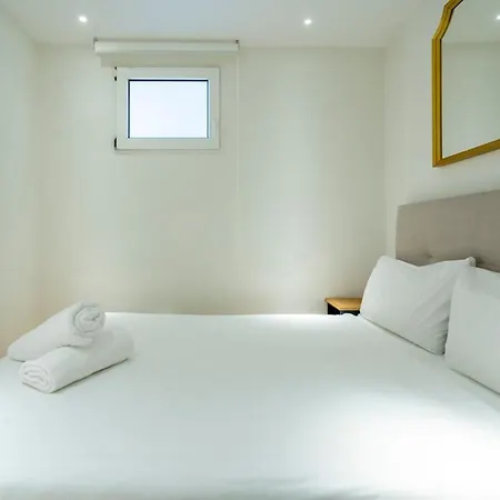 Cb10 - Stylish Modern Apartment- 5-minute Walk To Gran Via Apartment *