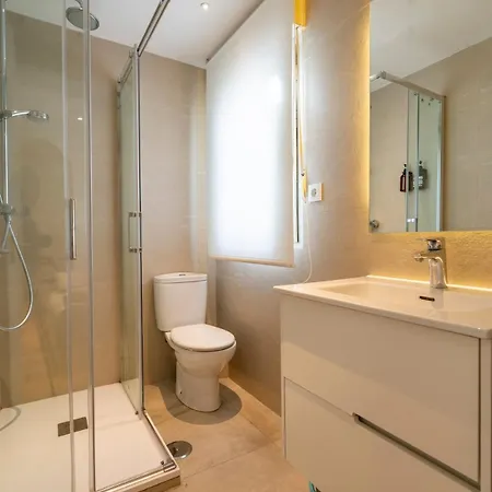 Apartment Cb10 - Stylish Modern Apartment- 5-minute Walk To Gran Via