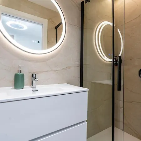 F132 Brand New Design - Feria Apartment *