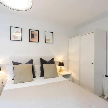 Apartment Market Martinez De La Riva III