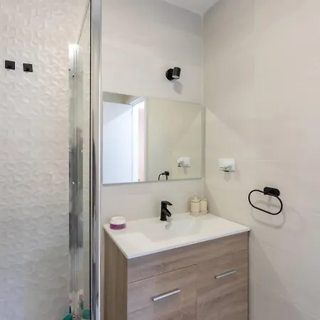 Market Martinez De La Riva III Apartment *
