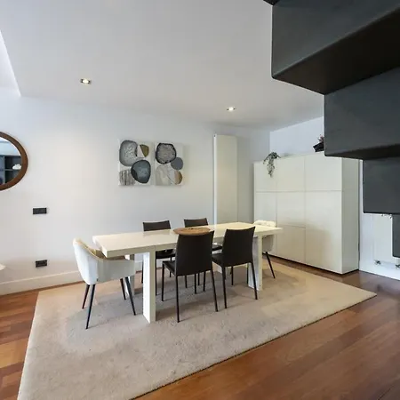 Temporary 3-bedroom Duplex In Downtown Apartment *