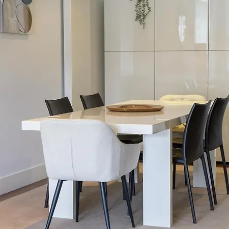 Temporary 3-bedroom Duplex In Downtown Apartment