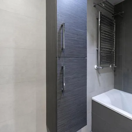 For Spacious, Temporary, And 3-bedroom Aca65 Apartment