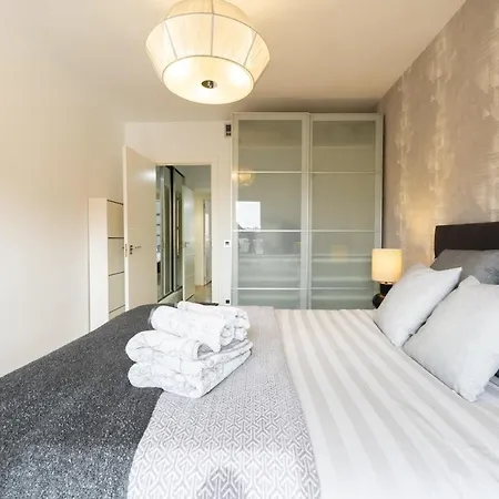 Apartment For Spacious, Temporary, And 3-bedroom Aca65 *