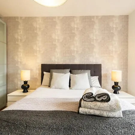 For Spacious, Temporary, And 3-bedroom Aca65 Apartment Madrid