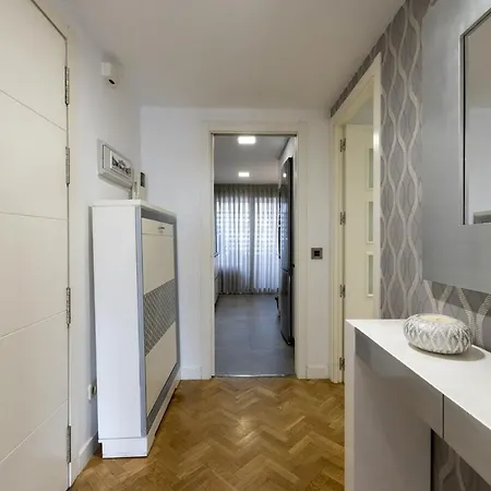 For Spacious, Temporary, And 3-bedroom Aca65 Apartment