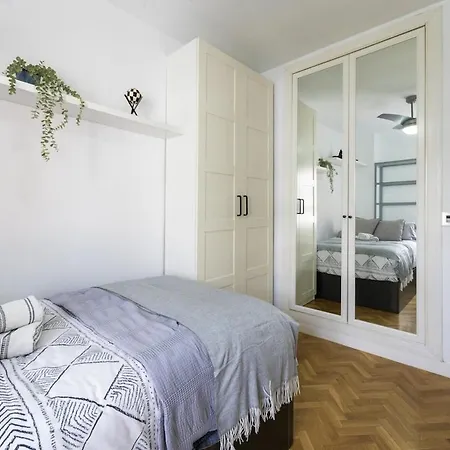 Apartment For Spacious, Temporary, And 3-bedroom Aca65 *