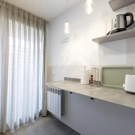 For Spacious, Temporary, And 3-bedroom Aca65 Apartment *