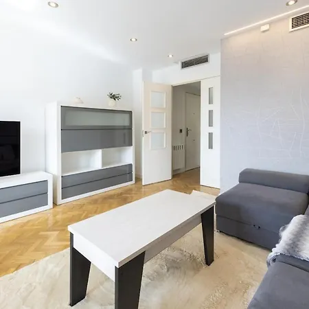 For Spacious, Temporary, And 3-bedroom Aca65 Apartment