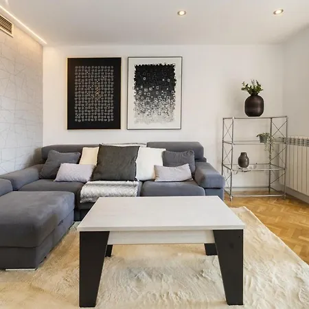 Apartment For Spacious, Temporary, And 3-bedroom Aca65 *