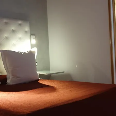 オスタル ラス フエンテス ゲストハウス 2*
