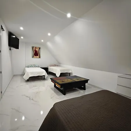 Holiday home Complete Luxury House With Garden