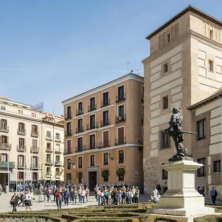 In Monumental Square Center Daire