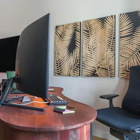 100m2 Designer Gem - Ac - Pro Desk - Prime Area Apartment *