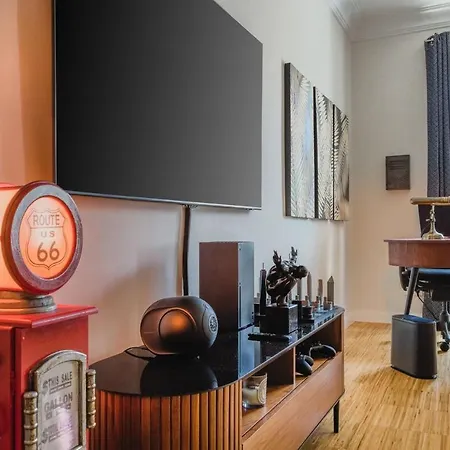 100m2 Designer Gem - Ac - Pro Desk - Prime Area Apartment