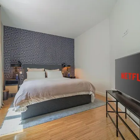 100m2 Designer Gem - Ac - Pro Desk - Prime Area Apartment *