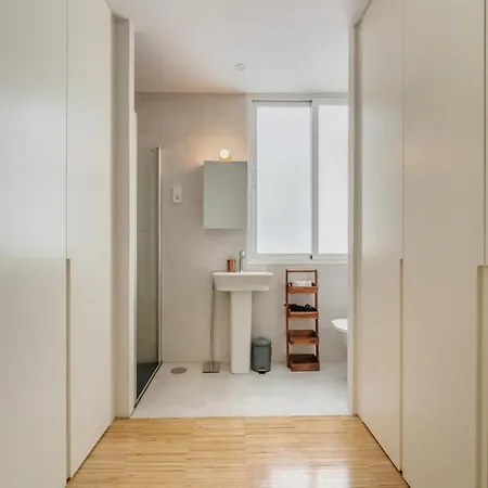 Apartment 100m2 Designer Gem - Ac - Pro Desk - Prime Area *