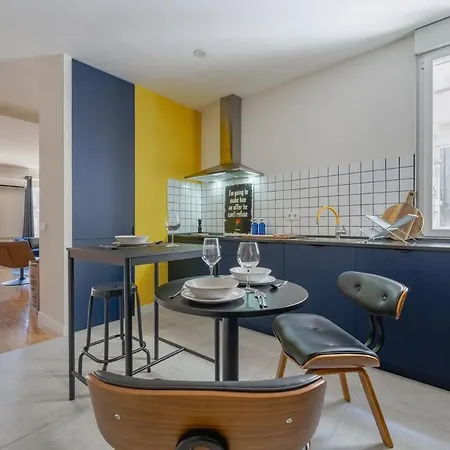 Apartment 100m2 Designer Gem - Ac - Pro Desk - Prime Area *