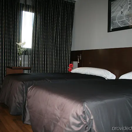 Tach Airport Hotell 4*
