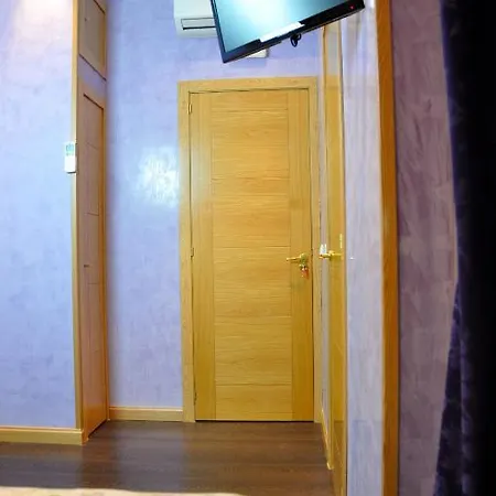 Far Plaza Mayor Hostal