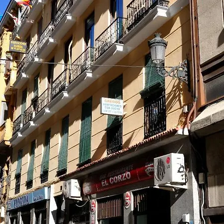 Far Plaza Mayor Hostel *