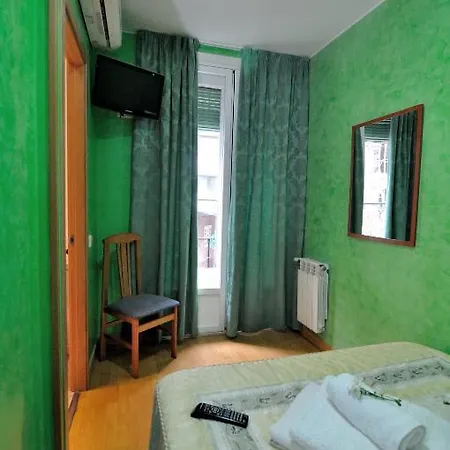 Far Plaza Mayor Hostal *
