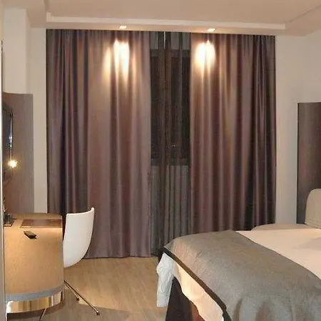 Hotel Maydrit Airport