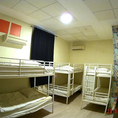 Meetingpoint Hostal *