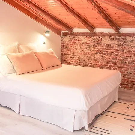 Foodie Attic Apartment