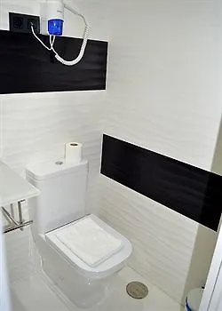 אכסניה Gran Via 44 *