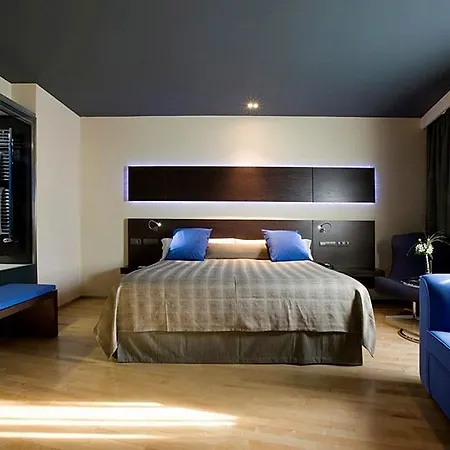 Izan Avenida De Burgos 4*
