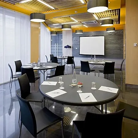Izan Avenida De Burgos 4*