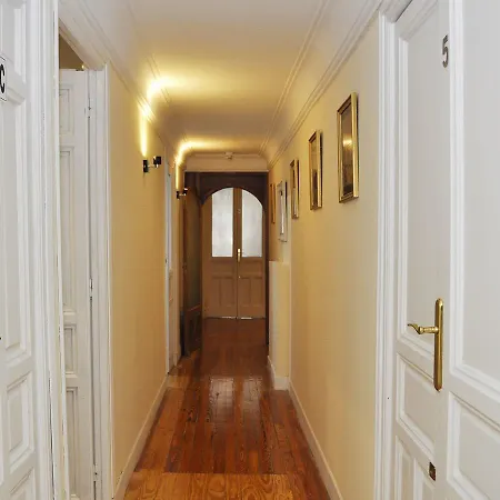 Grand Via House 3*