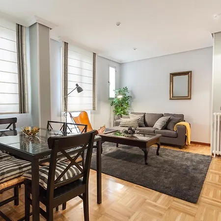 Apartment Friendly Claudio Coello *
