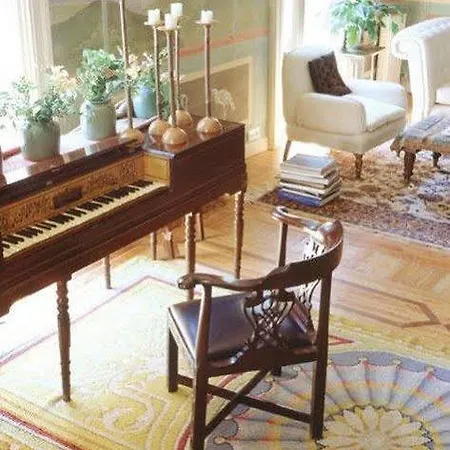 Guest house Escala Opera 3*