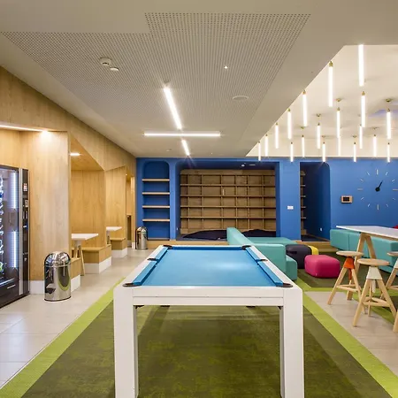 Residencia Universitaria Resa Claudio Coello דירה