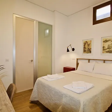 The Bridge Huertas Guest house