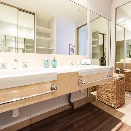 Chic Eurobuilding Apartment