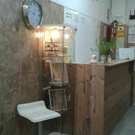 Casa De Huespedes Almansa Guest house Madrid