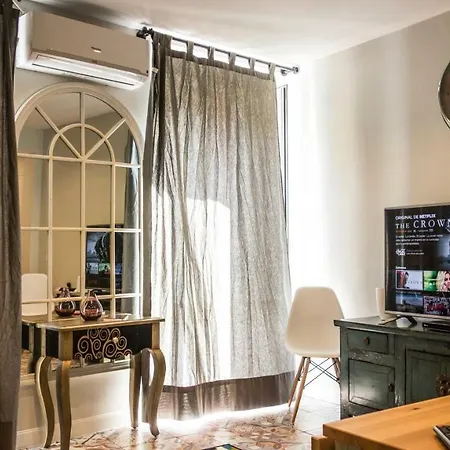 Cozy In Downtown Apartment
