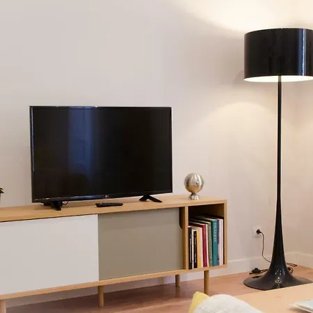 Renovated And Modern- 3bd 2bth- Anton Martin Apartment Madrid