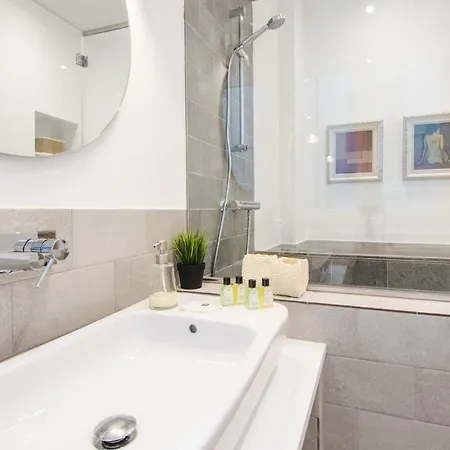 Apartment Renovated And Modern- 3bd 2bth- Anton Martin