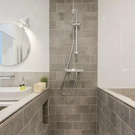 Renovated And Modern- 3bd 2bth- Anton Martin *