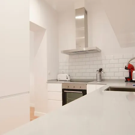Renovated And Modern- 3bd 2bth- Anton Martin Apartment *