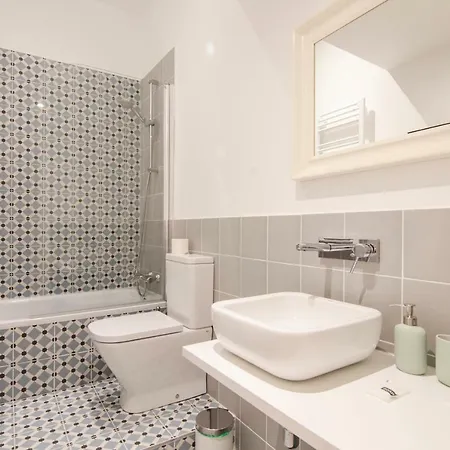 Renovated And Modern- 3bd 2bth- Anton Martin Madrid